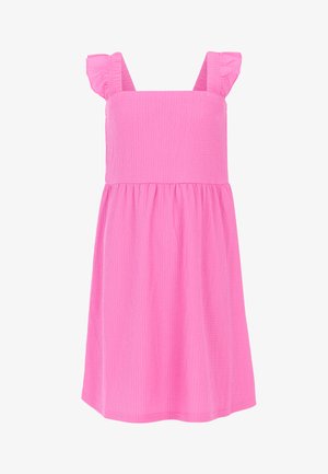 Różowa sukienka bez rękawów z falbaniastymi ramiączkami, teksturowany materiał, dopasowana góra i rozkloszowany krój spódnicy. Gładki dół.