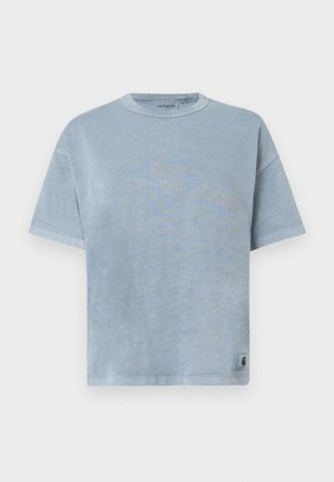 Mėlynos spalvos medvilninė marškinėliai su trumpomis rankovėmis, apvaliu kaklu ir siūtu apvadu. Yra mažas logotipas kairėje apatinėje pusėje.