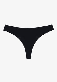 Černé tanga vyrobené z hladké tkaniny, s minimalistickým designem, tenkými boky a elastickým pasem, bez viditelných vzorů nebo akcentů.