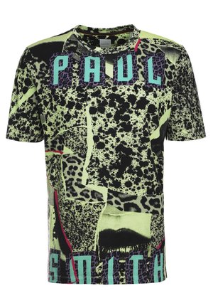 Lyhythihainen T-paita, jossa musta ja vihreä abstrakti eläinkuosi, tilkkutöiden design ja "PAUL SMITH" teksti sinisillä lohkokirjaimilla.
