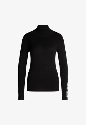 Czarny sweter z golfem, z długimi rękawami, prążkowanym kołnierzem i mankietami, o miękkiej teksturze, z białym napisem wzdłuż lewego rękawa.