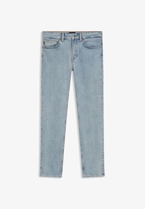 Hellblaue Slim-Fit-Jeans mit vorderem Knopf und Reißverschluss, Fünf-Taschen-Design und dezenten ausgebleichten Details auf weißem Hintergrund.