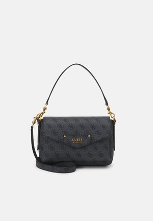 Sac d'épaule noir Guess avec motif monogramme, quincaillerie dorée, fermeture à rabat et bandoulière amovible.