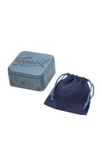 Boîte en métal carrée bleue avec logo "Fossil" en relief et illustrations ; accompagnée d'un pochon en tissu bleu marine avec logo.