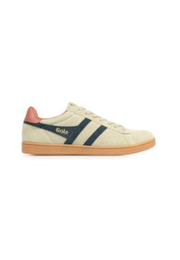 Lichtbruine suède sneakers met donkergroene strepen en een bruine hieltab, voorzien van een rubberen zool en een gouden "Gola" logo aan de zijkant.