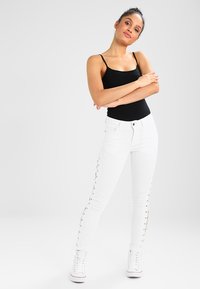 Urban Classics LACE UP PANTS - Uske traperice - white