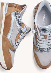 Baskets marron et argent à lacets avec mesh et accents imprimé léopard, de la marque "Tamaris STEP-IN", vues de dessus et de côté.