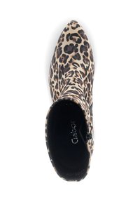 Leopardprint enkellaarsjes met een puntige neus, gladde textuur en een ritsdetail aan de zijkant voor eenvoudig aan- en uittrekken.