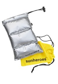 Silverfärgad isolerad påse med tre fack och snörstängning, tillsammans med en gul påse med svarttryckt text.