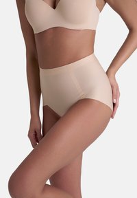 Beige högmidjade trosor i slät, stretchig tyg. Har en sömlös design och bred midjeband för komfort.
