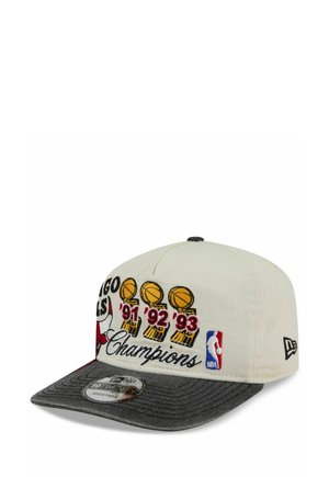 Chicago Bulls Cap mit bestickten NBA-Trophäen und den Jahren '91 '92 '93, schwarzer Schirm und NBA-Logo an der Seite, verstellbarer Größenaufkleber auf dem Schirm.