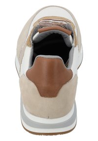 Herrskor med ovandel i beige mocka, vita läderdetaljer och en brun syntetisk hälskydd. Grå foder och vadderad krage.