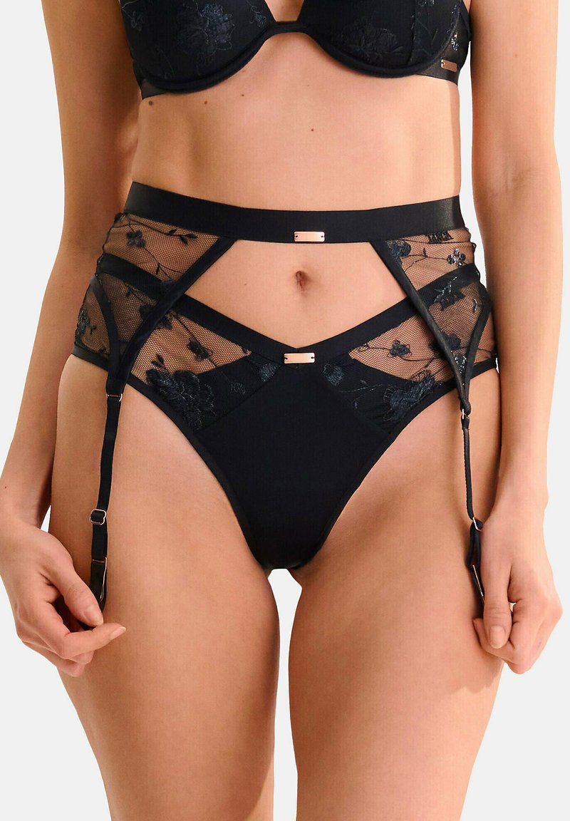 Zwart kanten lingerie set met een hoogzit ontwerp, bloemendessin, mesh delen, verstelbare bandjes en roségouden accenten.