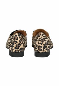 Zapatos de estampado de leopardo con parte superior de tela suave, suela plana negra y parte trasera redondeada; presentan un diseño simple de tipo slip-on sin cierres.