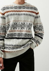 Helle graue Strickjacke mit einem gemusterten Design in Schwarz, Braun und Orange. Rundhalsausschnitt und gerippte Bündchen.