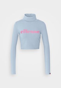 Helles blaues Turtleneck-Crop-Top mit langen Ärmeln, das ein auffälliges pinkes "ellesse"-Logo auf der Vorderseite zeigt. Glattes Gewebe, taillierte Passform und minimale Details.