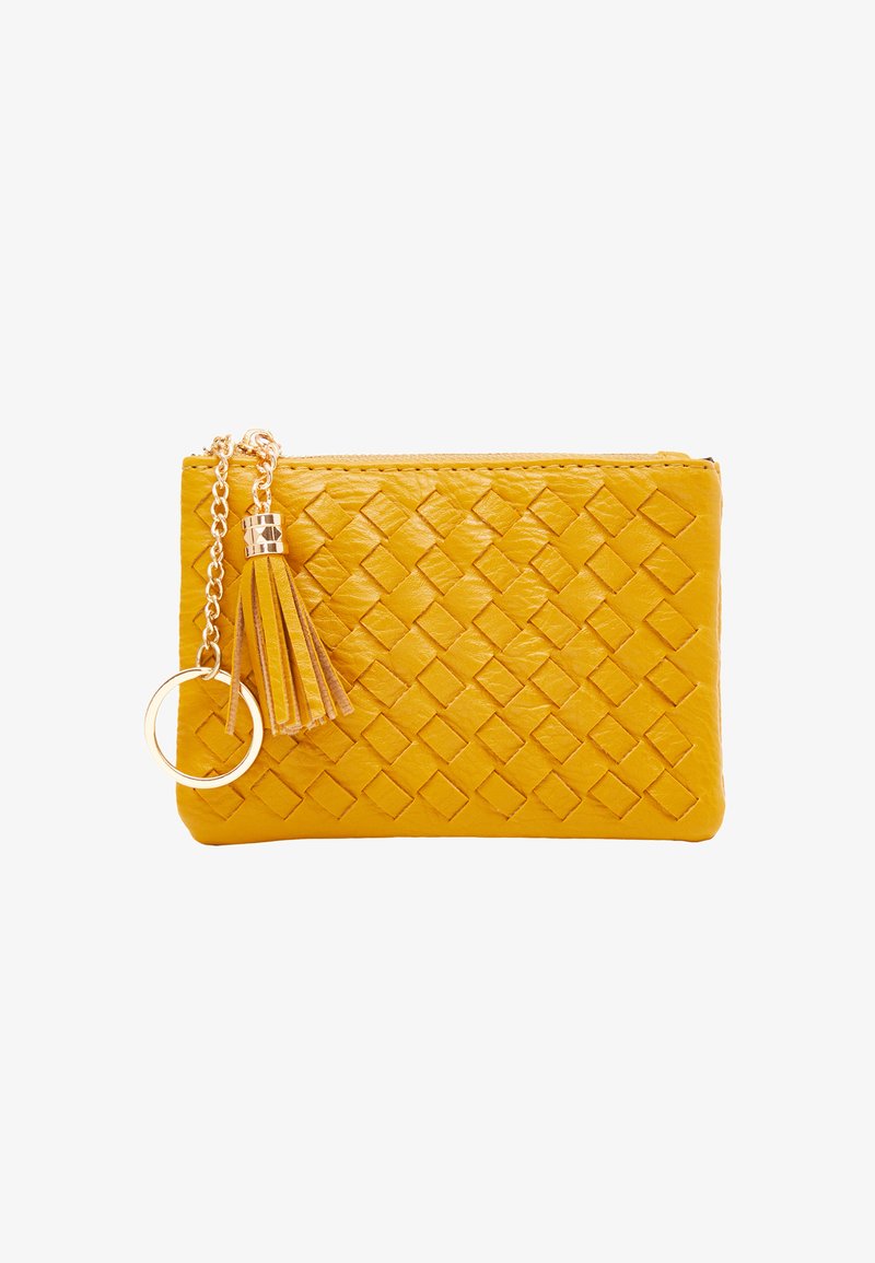 Pochette en cuir jaune tissé avec une chaîne en or, un pompon en cuir et un porte-clés. Elle dispose d'une fermeture éclair et d'un motif en losanges texturé.