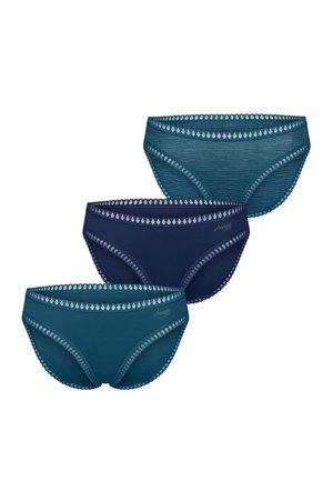 Trzy damskie majtki w stylu bikini w różnych odcieniach niebieskiego z dekoracyjnymi falistymi koronkowymi brzegami i małymi logo z przodu po lewej stronie.