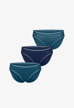 Trzy damskie majtki w stylu bikini w różnych odcieniach niebieskiego z dekoracyjnymi falistymi koronkowymi brzegami i małymi logo z przodu po lewej stronie.
