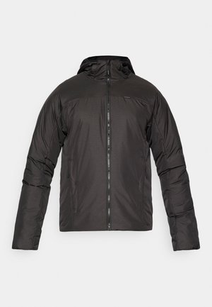 Črna podložena jakna z zadrgo, ki ima kapuco, teksturirano tkanino in stranske žepke za funkcionalnost.