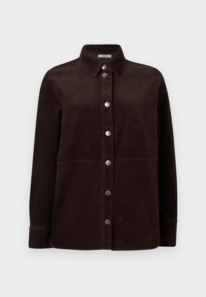Veste chemise en velours côtelé marron avec un col, une fermeture à boutons et des manches longues. Présente une texture à côtes verticales et des boutons argentés.