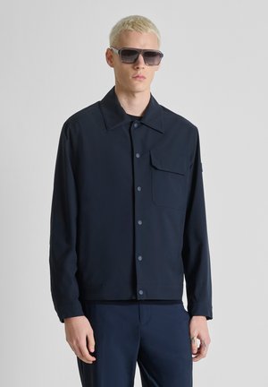 REGULAR FIT IN COMPOUND WITH PATCH LOGO ON SLEEVE - Jas - blue grey