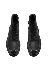 Chaussures montantes en cuir noir avec un bout rond et une semelle épaisse. Les caractéristiques incluent un lacet à l'avant et un détail de fermeture éclair sur le côté.