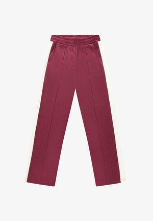 Donkerrode broek met witte zijstrepen, elastische tailleband, steekzakken aan de voorkant en zichtbare naaddetails langs de pijpen.