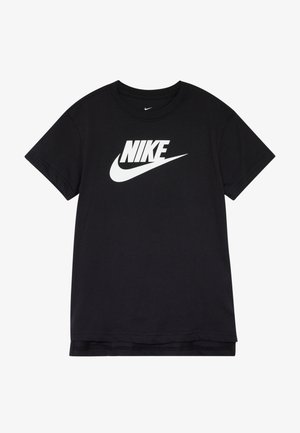 Czarna koszulka Nike z krótkim rękawem, białym logo Nike i symbolem „swoosh” na środku klatki piersiowej.
