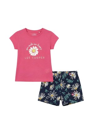 Chemise rose à manches courtes avec un motif de marguerite et le texte "tu me rends heureux", assortie à un short bleu marine avec des motifs de marguerites blanches et jaunes.