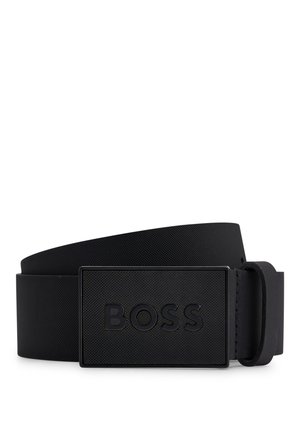 Schwarzer, texturierter Gürtel mit rechteckiger Schnalle, die erhabene "BOSS"-Schriftzüge in passendem Schwarz zeigt.