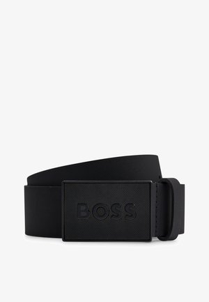 Schwarzer, texturierter Gürtel mit rechteckiger Schnalle, die erhabene "BOSS"-Schriftzüge in passendem Schwarz zeigt.