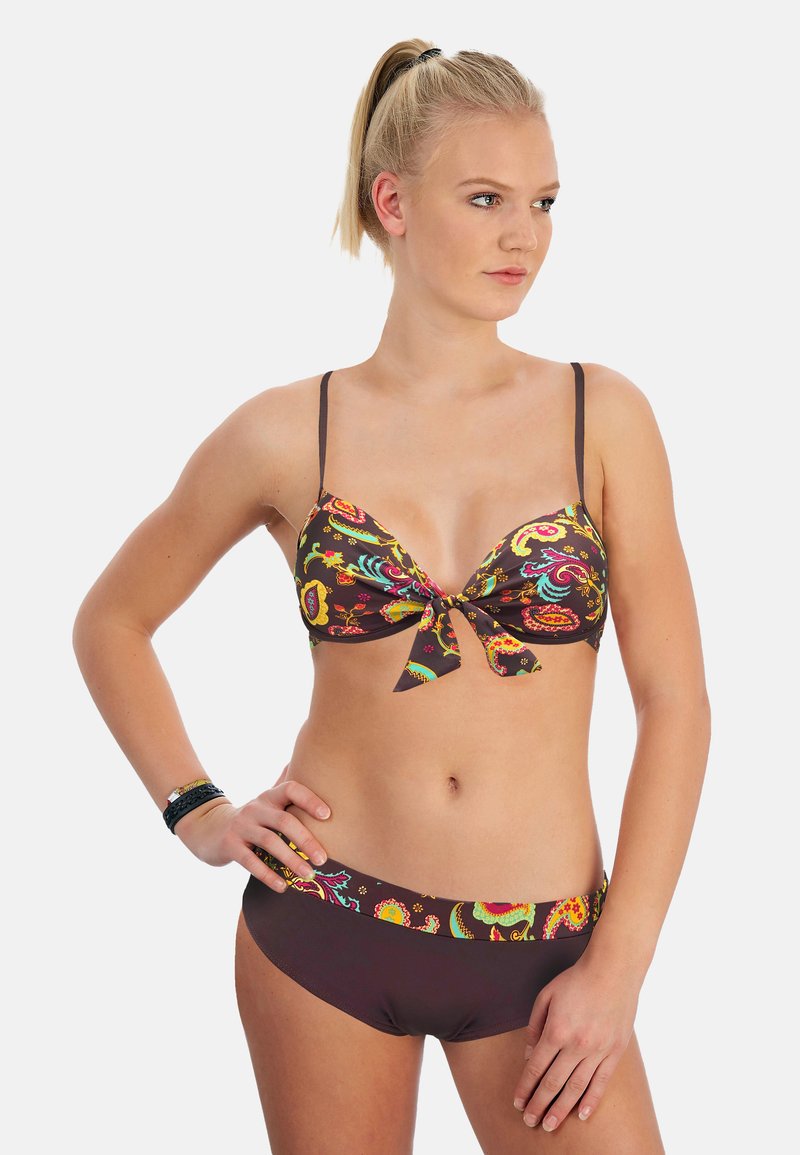 Ensemble de bikini deux pièces comprenant un haut marron à motifs avec un nœud et un bas marron assorti avec une taille décorative. Texture lisse.