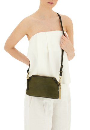 Borsa a tracolla in pelle verde oliva con una forma strutturata, minuteria dorata e una tracolla regolabile e removibile. Texture liscia e design minimalista.
