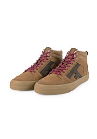 Zapatillas altas de ante marrón con acentos oscuros, cordones de color rosa y blanco con manchas, y suelas de goma planas. Punta perforada para mayor transpirabilidad.