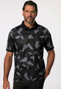 Mustapohjainen lyhythihainen polo-paita, jossa on harmaa geometrinen camouflagemalli, kaulus ja kolme nappia.