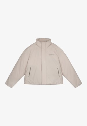 Polstret beige jakke med høy krage, glidelås-lommer på sidene og et stilrent design, preget av en subtil logo på forsiden.