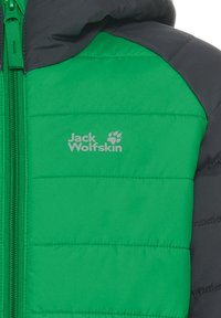 Grüne und graue isolierte Jacke mit gepolstertem Muster, ausgestattet mit einem Frontreißverschluss und dem "Jack Wolfskin"-Logo in Grau im Brustbereich.