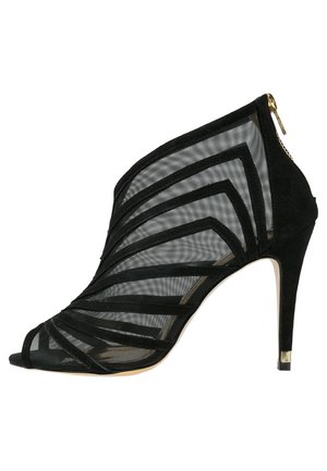 Schwarzer, hochhackiger, offen zehiger Knöchel-Stiefel mit transparenten Mesh-Einsätzen und solidem schwarzen Besatz, mit einem goldfarbenen Reißverschluss hinten und schlankem Absatz.