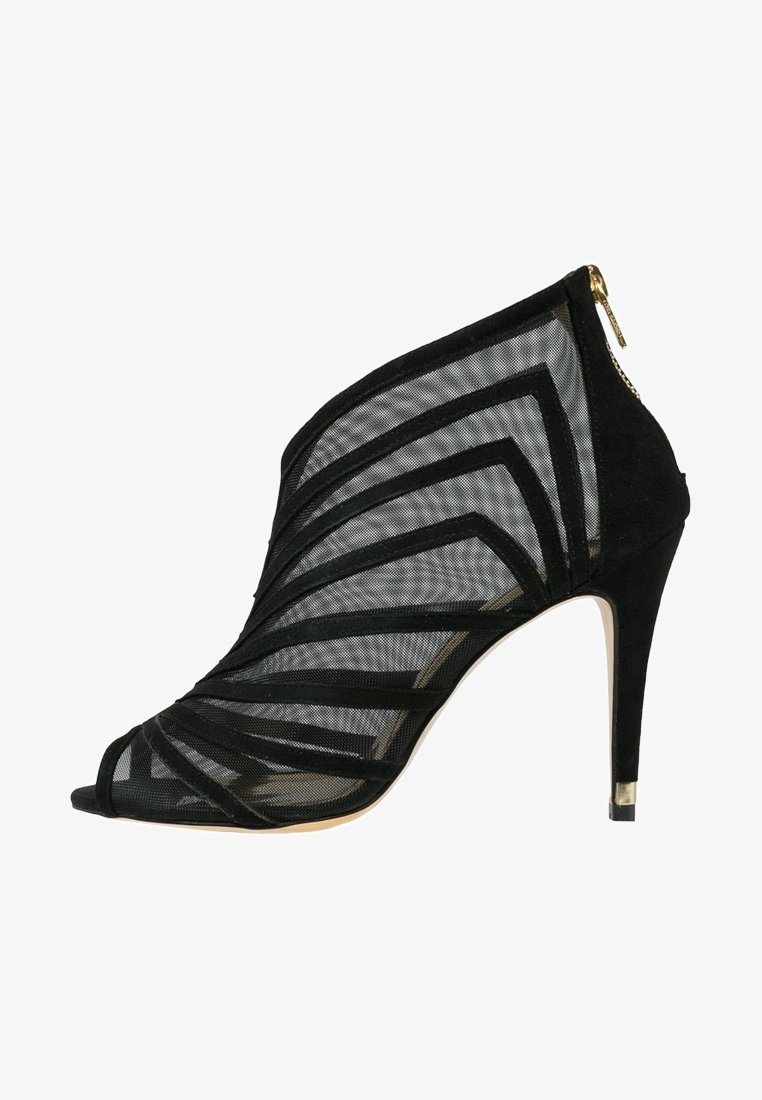 Bottine à talon haut noire à bout ouvert avec des panneaux en maille transparente et une bordure noire unie, dotée d'une fermeture éclair dorée à l'arrière et d'un talon fin.