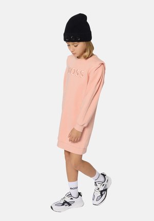 Roze sweatdress met poffende mouwen, met een reliëf 'BOSS' logo. Draag het met een zwarte beanie en sportieve witte sneakers.
