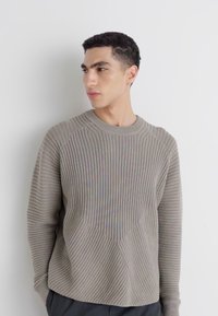 Weekday RELAXED - Jersey de punto - dusty mole