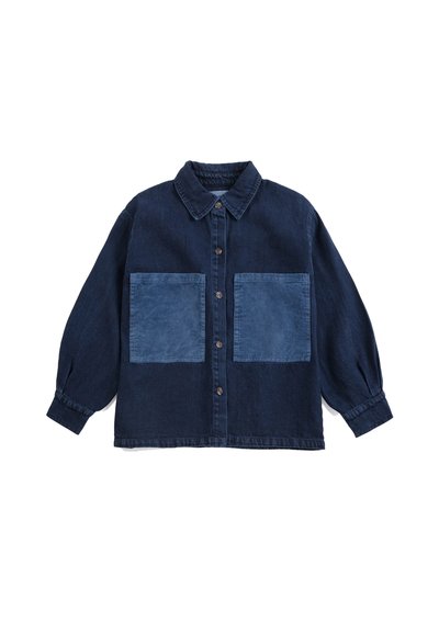Chemise bleu foncé à boutons avec grandes poches avant bleu clair et manches longues, disposée à plat sur un fond blanc.