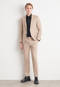 HUGO ARTI HESTEN - Jakkesæt - open beige