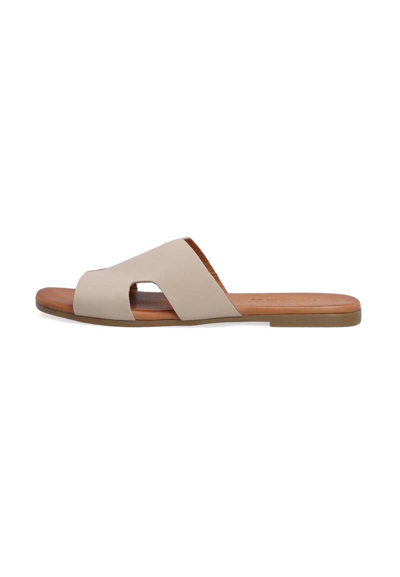 Beige slidesandal med åben tå og overlapping strapdesign. Glat tekstur med en brun sål og minimalistisk flad sål.
