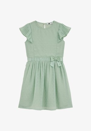 Svjetlozelena haljina bez rukava s naboranim volanima na ramenima, strukom koji je prilagođen uz mašnu, i skupljenom suknjom.