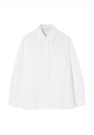 Camisa blanca de manga larga hecha de tejido ligero, con cuello, botones frontales y un solo bolsillo en el pecho. Presenta un ajuste relajado y mangas enrolladas.