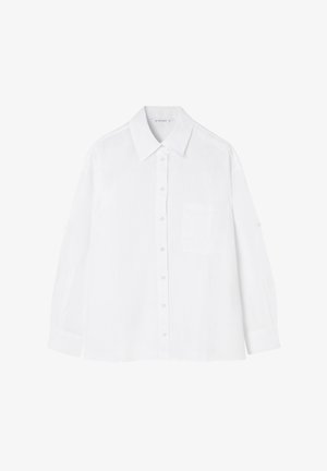 Chemise blanche à manches longues en tissu léger, avec un col, des boutons sur le devant et une poche poitrine. Présente une coupe décontractée et des manches retournées.