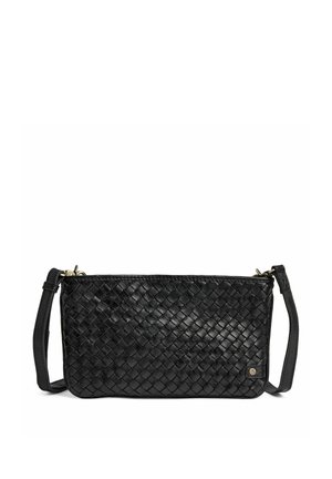 Geantă neagră de umăr cu model țesut din piele, curea reglabilă și un mic emblemă aurie cu logo în colțul din dreapta jos.