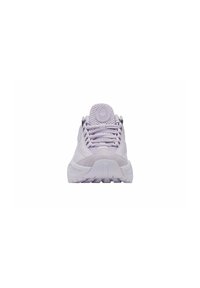 Scarpa sportiva di colore lavanda chiaro con tomaia in rete, lacci rotondi, tallone rinforzato e suola in gomma testurizzata. Design minimalista con dettaglio del logo.